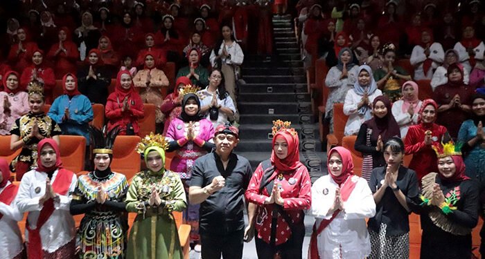 Wakil Ketua DPRD Kota Bandung H. Achmad Nugraha, D.H., S.H., menghadiri Pagelaran Seni Kenanga Merah Kota Bandung, di Bandung Creative Hub, Minggu (7/1/2024). Jaja/Humpro DPRD Kota Bandung.