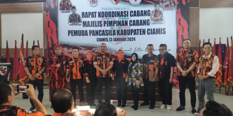 Ketua Pemuda Pancasila (PP) MPC Kabupaten Ciamis H Dany Hendraningrat intruksikan kader PP Ciamis kawal pemilu 2024 dengan dama dan aman pada Rapat Koordinasi Cabang Majelis Pimpinan Cabang PP Kabupaten Ciamis, di Aula Dinas Pendidikan Ciamis, Sabtu (13/1/2024).