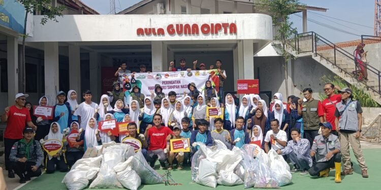 Peringatan HPSN CCEP Indonesia di Kabupaten Sumedang kolaborasi bersama bank sampah binaan Desa Bestari Cihanjuang di Kecamatan Cimanggung, relawan Coca-Cola Forest, DLH Kabupaten Sumedang dan                                     Yayasan Guna Cipta Kabupaten Sumedang