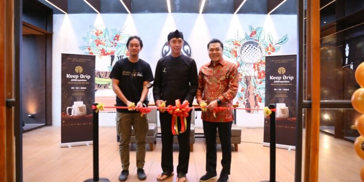 Wakil Walikota Bogor, Dedie Abdu Rachim (Tengah), Charlie Ernawan selaku Business Development Director Johnny Andrean Group (kanan), didampingi Ronald
selaku head of Research & Development Bersama meresmikan store JCO Reserve Sudirman Bogor (kiri).