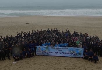 Ratusan Siswa dan Guru Gelar Aksi Pungut Sampah di Pantai Pangumbahan
