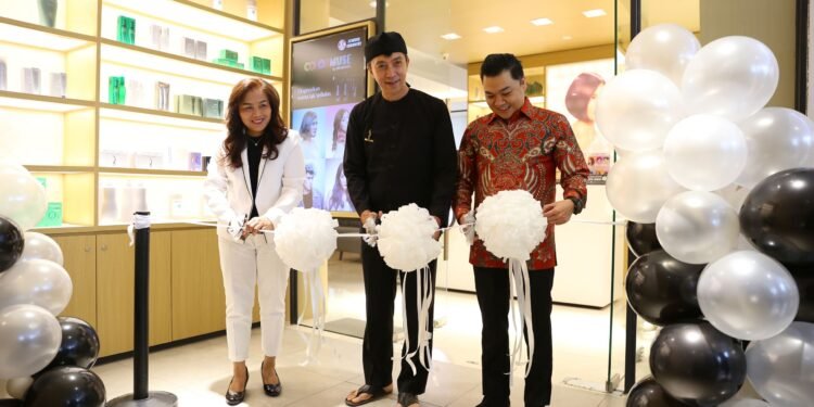 Wakil Walikota Bogor Dedie Abdu Rachim didampingi Director of Business Development Johnny Andrean Group, Bapak Charlie Ernawan dan Operation Manager Johnny Andrean Salon, Tiara Suwarti