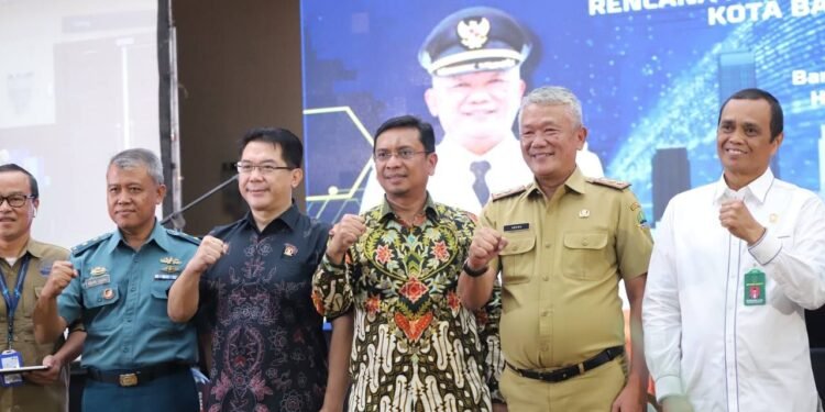 Ketua DPRD Kota Bandung H. Tedy Rusmawan, A.T., M.M., dan Ketua Fraksi Partai Nasdem DPRD Kota Bandung Dr. Uung Tanuwidjaya, S.E., M.M., mengikuti Musrenbang RKPD Kota Bandung Tahun 2025, di Hotel Horison, Senin 4 Maret 2024. Ariel/Humpro DPRD Kota Bandung.