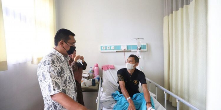 Ketua DPRD Kota Bandung, H. Tedy Rusmawan A.T., M.M., melaksanakan monitoring kasus Demam Berdarah Dengue (DBD), di Rumah Sakit Umum Daerah (RSUD) Kota Bandung, Senin 1 April 2024. Nuzon/Humpro DPRD Kota Bandung.