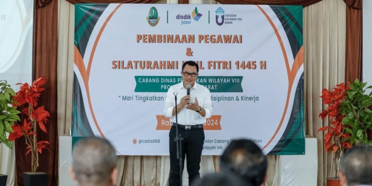 Kadisdik Jabar, Wahyu Mijaya dalam kegiatan Pembinaan Pegawai & Silaturahmi Idulfitri 1445 H di Kantor Cadisdik Wilayah VIII, Kab. Bandung, Rabu (17/4/2024).