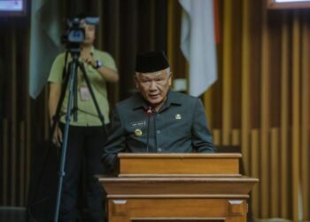 Rapat Paripurna DPRD, Pj Wali Kota Bandung Sampaikan Penjelasan Raperda tentang RPJPD Kota Bandung Tahun 2025-2045