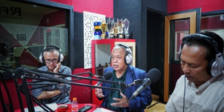 Wakil Ketua Komisi C DPRD Kota Bandung, Ir. H. Agus Gunawan saat menjadi narasumber talk show Obrolan Plus Solusi (OPSI), di Studio PRFM, Sabtu, 27 April 2024. Nicko/Humpro DPRD Kota Bandung