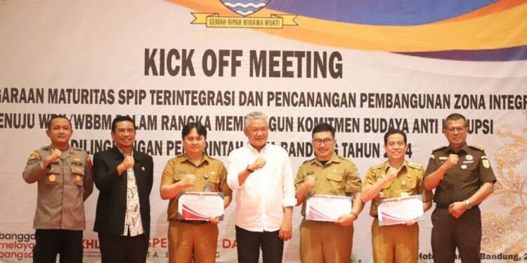 Ketua DPRD Kota Bandung H. Tedy Rusmawan, A.T., M.M., kick off meeting penyelenggaraan maturitas SPIP terintegasi dan pencanangan zona integritas di Pemerintah Kota Bandung Tahun 2024, di Hotel Grandia, Bandung, Senin, 29 April 2024. Nuzon/Humpro DPRD Kota Bandung.