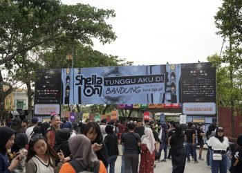 Momen Tak Terlupakan! Ribuan Penggemar Sheila On 7 Penuhi Stadion Si Jalak Harupat