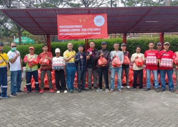 Sambut Hari Raya Idulfitri, CCEP Indonesia Salurkan Paket Sembako kepada Warga Sekitar Pabrik