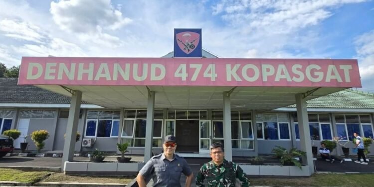 Pimpinan DPRD Kota Bandung, Dr. H. Edwin Senjaya, S.E., M.M., melaksanakan apel pembukaan latihan bela diri MMA bersama Komandan Denhanud 474 Kopasgat Yogyakarta, Letkol Pas Rahayu, di Yogyakarta. Jaja/Humpro DPRD Kota Bandung.