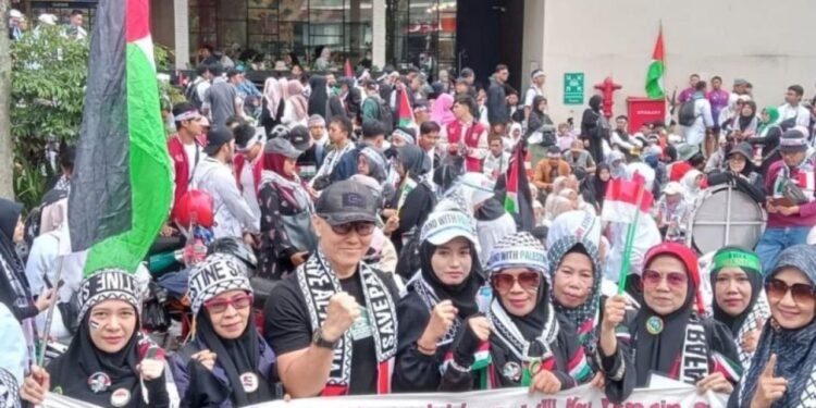 Pimpinan DPRD Kota Bandung, Dr. H. Edwin Senjaya, S.E., M.M., mengikuti dan memberikan orasi pada acara Aksi Kemanusiaan Bela Palestina, Minggu, 20 April 2025. Jaja/Humpro DPRD Kota Bandung.