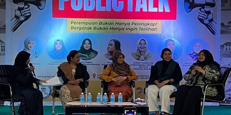 Anggota Komisi II DPRD Kota Bandung, Indri Rindani menjadi narasumber kegiatan Publik Talk, Jumat, 25 April 2025. Sidiq/Humpro DPRD Kota Bandung.