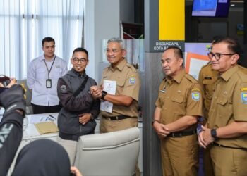 Hari Pertama Masuk Kerja, Wali Kota Bandung Pastikan Layanan Publik Normal