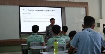 Yoel Yosaphat Berbagi Pengalaman Politik di One Day Work 2025 SMA Santa Angela Bandung