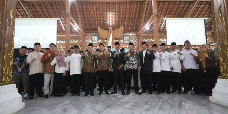 Pimpinan dan Anggota DPRD Kota Bandung menghadiri pelantikan pengurus DPD LASQI NJ Kota Bandung, di Pendopo, Jumat, 16 Mei 2025. Dani/Humpro DPRD Kota Bandung.