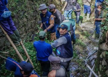 Aswan Asep Wawan Buka Program Padat Karya di Kelurahan Pasir Biru
