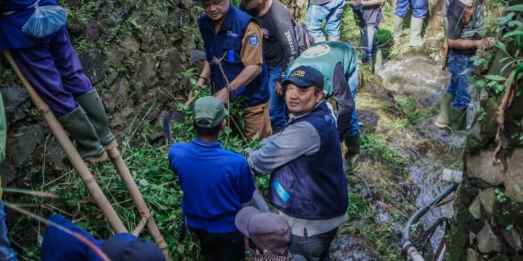 Anggota Komisi IV DPRD Kota Bandung, Aswan Asep Wawan menghadiri pembukaan Program Padat Karya Berbasis Musrenbang Tahun Anggaran 2025, RW 08 dan RW 09, Kelurahan Pasir Biru, Kecamatan Cibiru, Senin, 19 Mei 2025. Nicko/Humpro DPRD Kota Bandung.