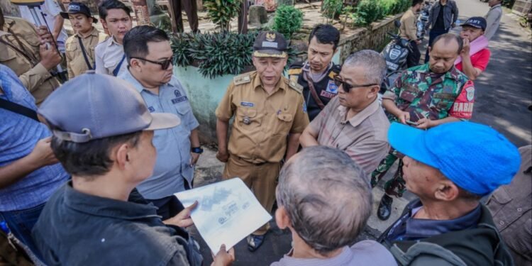 Anggota Komisi IV DPRD Kota Bandung, Aswan Asep Wawan, merespons aspirasi warga Perumahan Komplek Vijaya Kusuma Permai RW 16 Kecamatan Cibiru, terkait masalah PSU, Senin, 5 Mei 2025. Nicko/Humpro DPRD Kota Bandung.