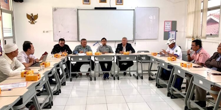 Ketua Komisi IV DPRD Kota Bandung H. Iman Lestariyono, S.Si., mengikuti diskusi terkait SPMB 2025 bersama BMPS Kota Bandung dan Dinas Pendidikan Kota Bandung, di SMA BPI, Bandung, Rabu, 28 Mei 2025. Robby/Humpro DPRD Kota Bandung.