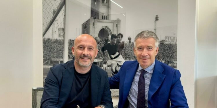 Pelatih Bologna, Vincenzo Italiano (kiri) sedang menandatangani kontrak baru dengan timnya. (bolognafc.it)