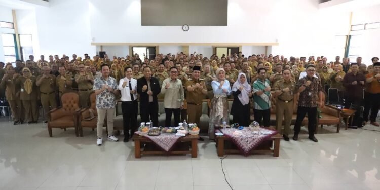 Anggota DPRD Kota Bandung, Asep Sudrajat, Siti Marfuah, dan dr. Agung Firmansyah Sumantri, menghadiri Sosialisasi Percepatan Pembentukan Koperasi Kelurahan Merah Putih, di Gedung PKK, Selasa, 6 Mei 2025. Indra/Humpro DPRD Kota Bandung.
