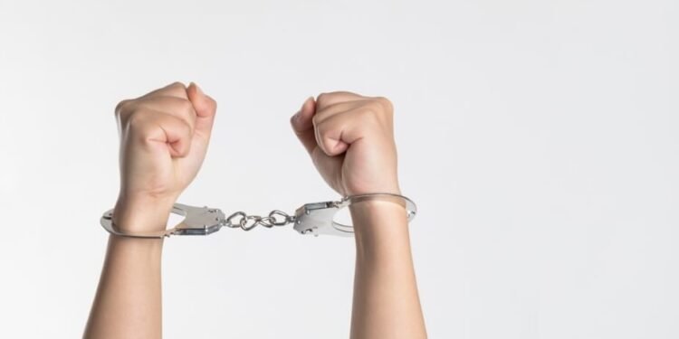 Foto ilustrasi tangan terborgol - WNI ditangkap Polisi Arab Saudi, diduga terlibat praktik haji ilegal. (Unsplash/mengmengniu)