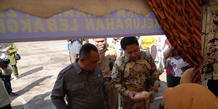 Pimpinan dan Anggota Komisi I DPRD Kota Bandung menghadiri Gebyar UMKM dan Pasar Murah Kecamatan Coblong, di Taman Puter, Bandung, Senin, 19 Mei 2025. Handoko/Humpro DPRD Kota Bandung.