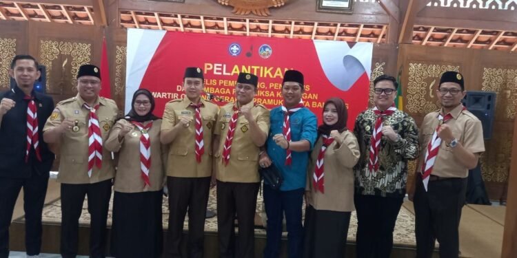 Anggota DPRD Kota Bandung, Drs. Heri Hermawan dan Muhamad Syahlevi Erwin Apandi dilantik sebagai Ketua dan Sekretaris Kwartir Cabang (Kwarcab) Gerakan Pramuka Kota Bandung, di Aula Pendopo Kota Bandung, Kamis, 22 Mei 2025. Cipta/Humpro DPRD Kota Bandung.