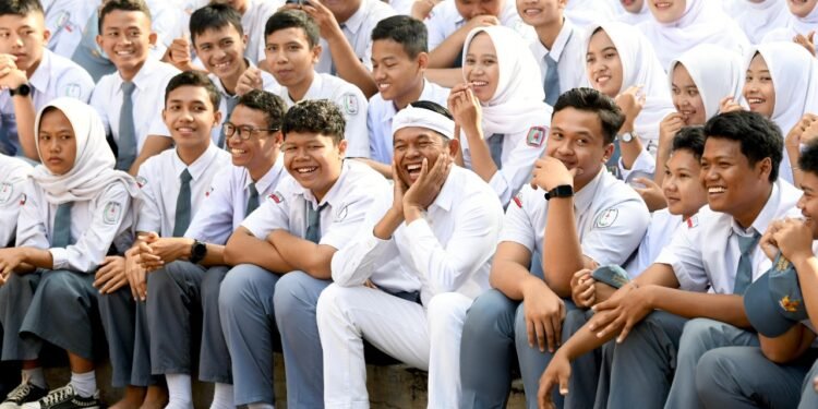 Gubernur Jawa Barat Dedi Mulyadi bersama Menteri Komunikasi dan Digital Meutya Hafid melakukan Sosialisasi PP No. 17 Tahun 2025 (PP Tunas) di SMAN 2 Purwakarta, Rabu (14/5/2025)
Foto : Angga Yogaswara - Biro Adpim Jabar