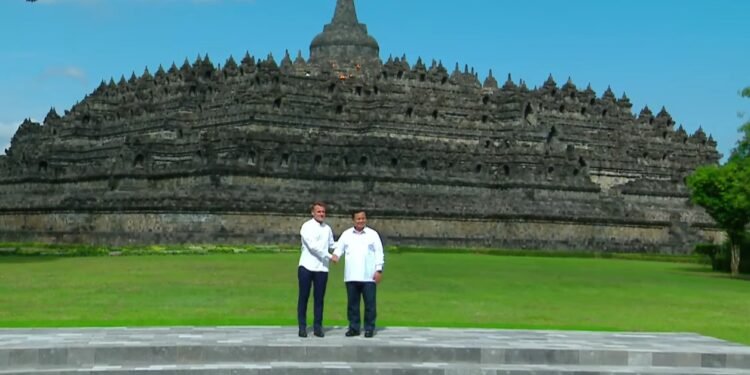 Momen Presiden Prabowo (kanan) berjabat tangan dengan Emmanuel Macron (kiri) di Candi Borobudur. (youtube/SekretariatPresiden)