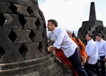 Alasan Konservasi Borobudur Melarang Kunto Bimo, Aksi Menyentuh Arca di Stupa Candi Seperti yang Dilakukan Presiden Macron