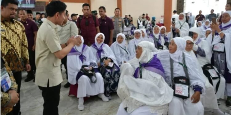 Wapres Gibran didampingi Gubernur Sumatera Utara Muhammad Bobby Afif Nasution saat mengunjungi Asraa Haji Medan, Kamis, 15 Mei 2025, (wapresri.go.id)