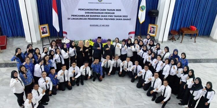 Sekretaris Daerah Provinsi Jawa Barat Herman Suryatman melantik dan mengambil sumpah 4.539 Aparatur Sipil Negara (ASN) yang terdiri dari Calon ASN (baik PNS maupun PPPK) tahun 2025 serta PNS yang diangkat pada tahun 2022, Selasa (27/5/2025) sore. Foto: Yogi Prayoga - Biro Adpim Jabar
