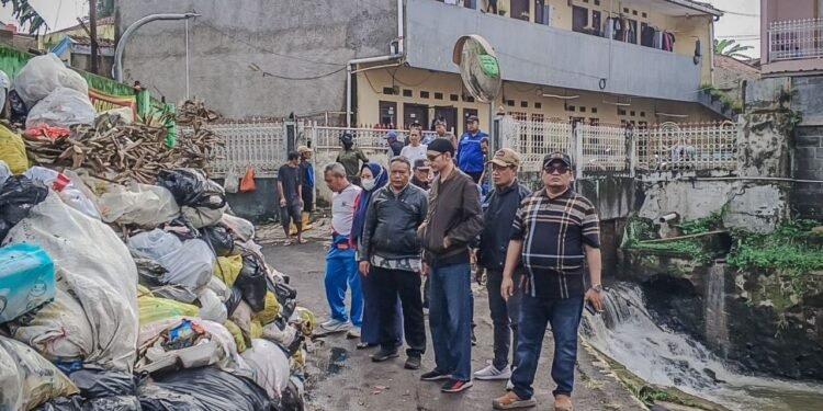 Anggota DPRD Kota Bandung, Aswan Asep Wawan menindaklanjuti aduan masyarakat terkait Penumpukan Sampah di RW 01 Kelurahan Palasari, Kecamatan Cibiru, Jumat, 23 Mei 2025. Nicko/Humpro DPRD Kota Bandung.