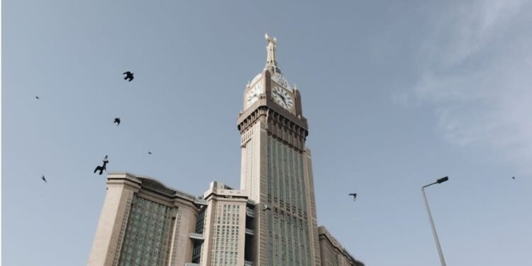 Ilustrasi foto hotel (Makkah Royal Clock Tower) - PPIH siapkan hotel khusus untuk jemaah calon haji yang terpisah dari rombongan. (Unsplash/Faqih Abdul)