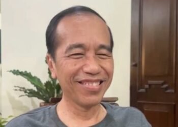 Momen Jokowi Tertawa usai Diminta Tunjukkan Ijazah Asli: Nanti Saja di Pengadilan