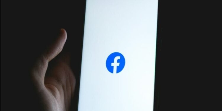 Ilustrasi media sosial Facebook - muncul grup FB yang viral karena membahas inses. (Unsplash/Dawid Sokolowski)