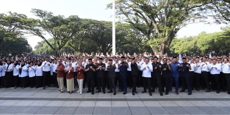 Pimpinan dan Anggota DPRD Kota Bandung menghadiri pelantikan dan pengambilan sumpah/janji jabatan CPNS dan PPPK Formasi Tahun 2024 di Lingkungan Pemerintahan Kota Bandung, di Plaza Balai Kota Bandung, Senin, 5 Mei 2025. Dani/Humpro DPRD Kota Bandung.