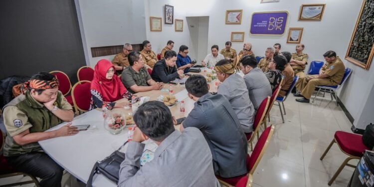 Pimpinan dan Anggota Komisi IV DPRD Kota Bandung melaksanakan monitoring lapangan terkait pelaksanaan SPMB Kota Bandung Tahun 2025, di Kantor Disdik Kota Bandung, Selasa, 27 Mei 2025. Nicko/Humpro DPRD Kota Bandung.
