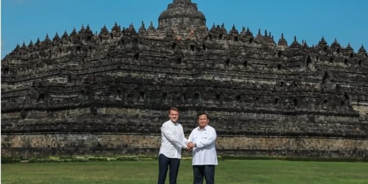 Potret Presiden Prabowo dan Presiden Macron di Candi Borobudur pada Kamis, 29 Mei 2025. (Instagram/prabowo)