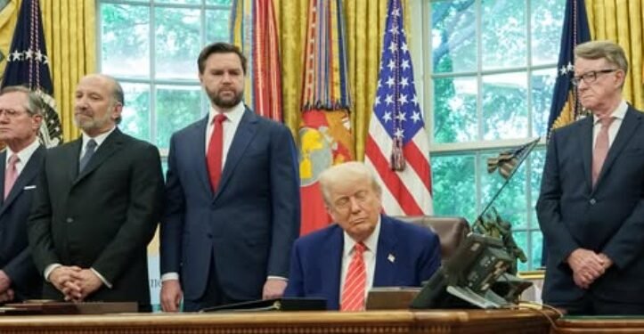 Presiden Amerika Serikat, Donald Trump. (duduk) (instagram/whitehouse)