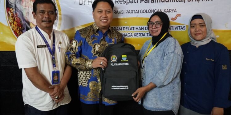 Ketua Komisi I DPRD Kota Bandung, Assoc. Prof. Dr. H. Radea Respati P., S.H., M.H., secara resmi membuka Kegiatan Program Pelatihan Catering dan Barista Tahun 2025, Jumat, 23 Mei 2025. Handoko/Humpro DPRD Kota Bandung.