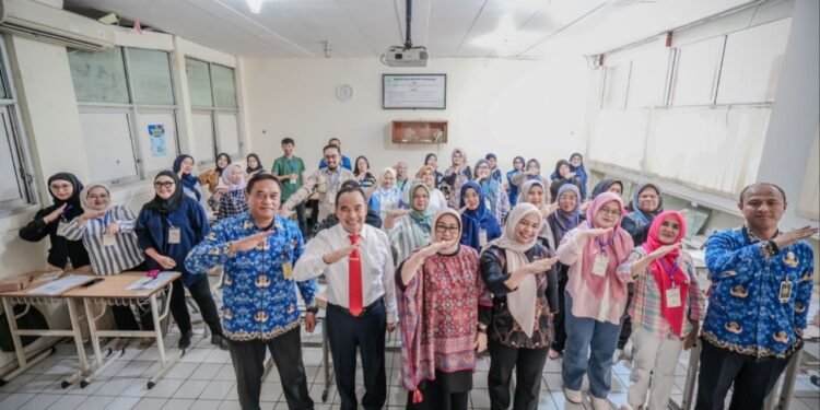Wakil Ketua III DPRD Kota Bandung Rieke Suryaningsih, S.H., membuka secara resmi Workshop Kewirausahaan Bidang Kuliner, di SMA BPI Bandung, Selasa, 20 Mei 2025. Nicko/Humpro DPRD Kota Bandung.