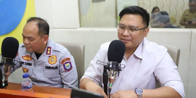 Anggota Komisi III DPRD Kota Bandung Rendiana Awangga, S.Tr.Kom.Ak., menjadi narasumber Radio Sonata bertema “Transportasi Publik Yang Inklusif”, di Radio Sonata, Bandung, Selasa, 27 Mei 2025. Satria/Humpro DPRD Kota Bandung.