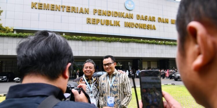 Kadisdik Jabar, Wahyu Mijaya bersama Sekda Jabar, Herman Suryatman di Kantor Kemendikdasmen, Jakarta, Kamis (13/3/2025).