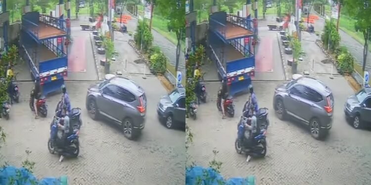 Tangkapan layar sebuah truk menyenggol sepeda motor di SPBU di kawasan Harapan Indah. (instagram/jabodetabek24info)