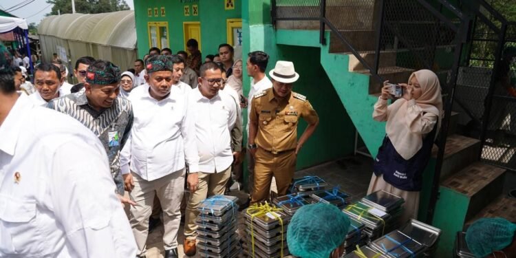 Wakil Ketua DPRD Kota Bandung Toni Wijaya, S.E., S.H., menghadiri kegiatan Kick Off Pilot Project "Perluasan Keterlibatan Peran UMKM dalam Program MBG", di SPPG Kecamatan Cileunyi, Kabupaten Bandung, Senin, 19 Mei 2025. Siddiq/Humpro DPRD Kota Bandung.