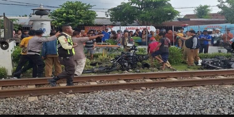 Kecelakaan maut antara KA Malioboro Ekspres menabrak 7 pengendara motor. (x.com/scaryyjournal)