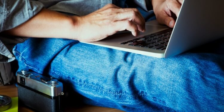 Foto Ilustrasi - Viral konten penyimpangan seksual di grup Facebook dengan nama Fantasi Sedarah. (freepik/ijeab)
